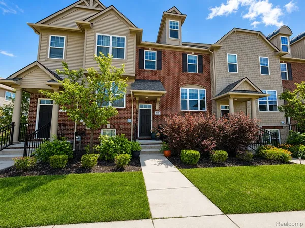$3,100 | 915 Barclay Circle, Rochester, MI 48307