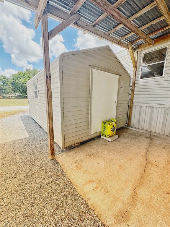 612 Morgan Road Winter Haven, FL 33880 - Photo 18 of 38 a view of a garage
