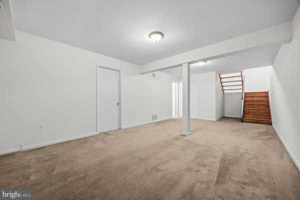 a view of empty room with window