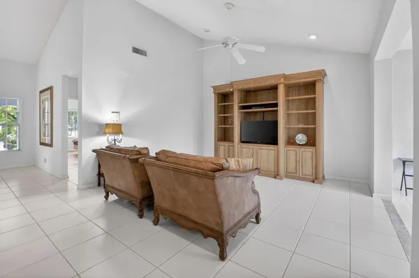 $324,900 | 11586 Briarwood Circle, Unit 4, Boynton Beach, FL 33437