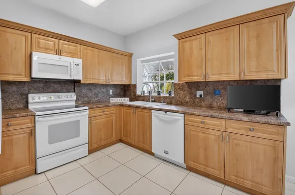 $324,900 | 11586 Briarwood Circle, Unit 4, Boynton Beach, FL 33437