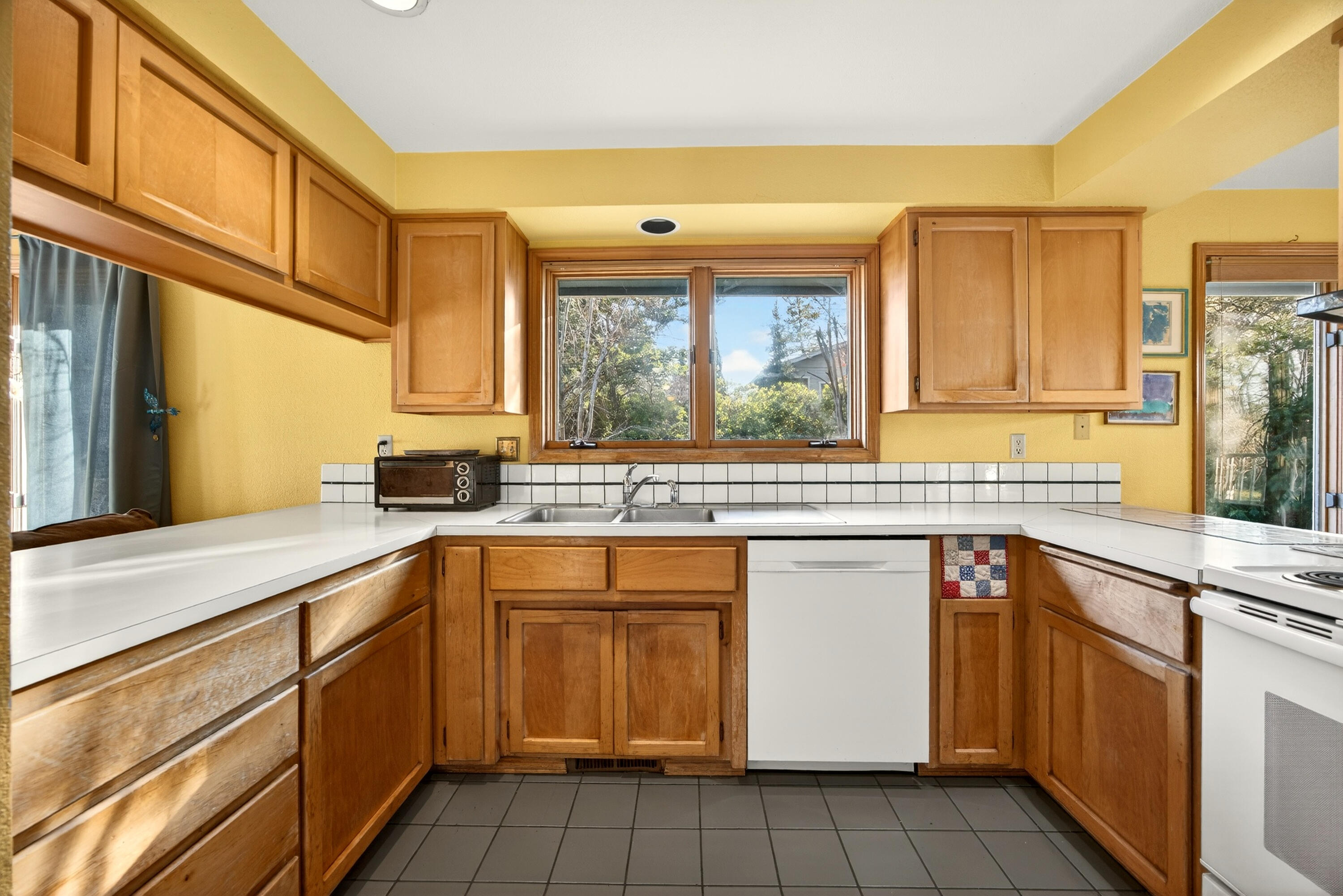 143 Ridge Road Ashland, OR 97520 - Photo 10 of 60 ApxRR00042