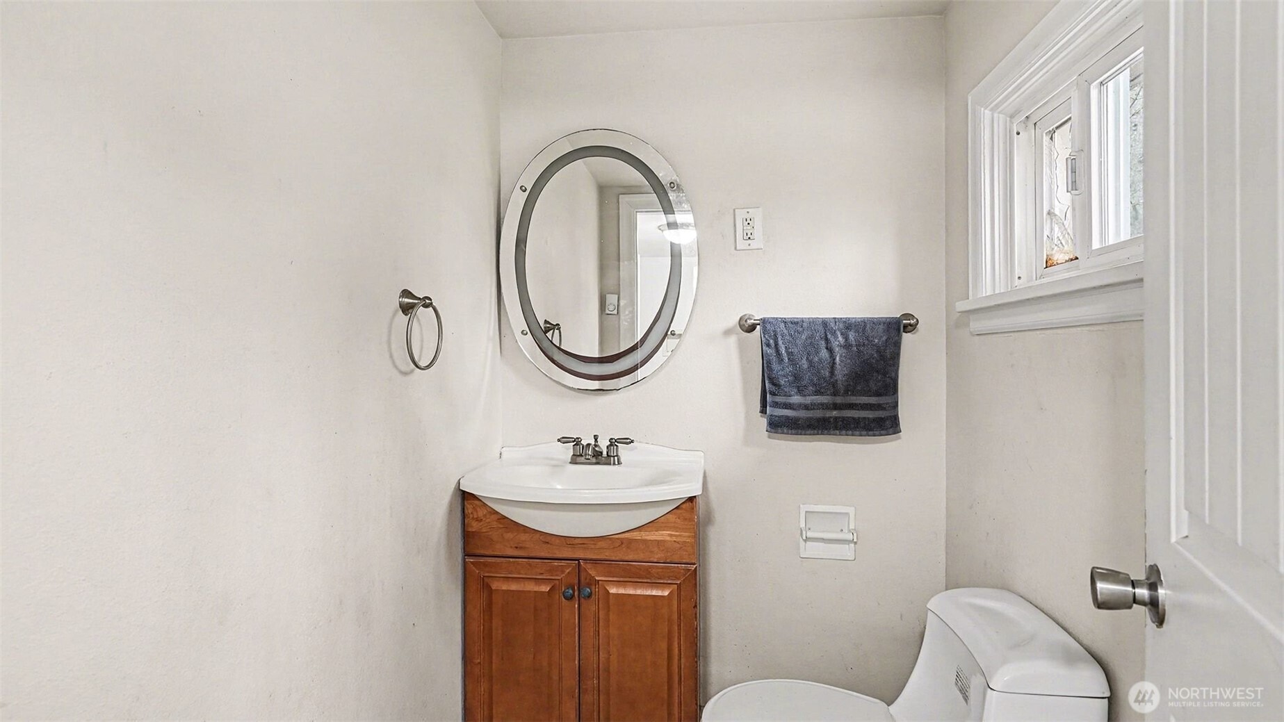 544 Simons Road Monroe, WA 98272 - Photo 14 of 34 a bathroom with a sink mirror and toilet
