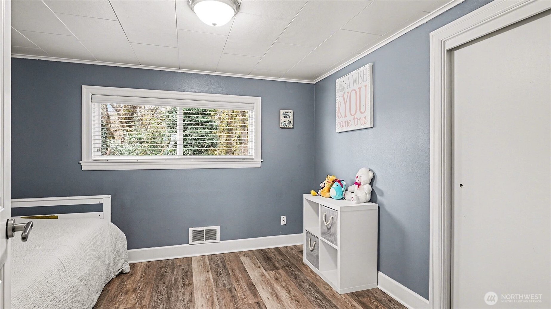 544 Simons Road Monroe, WA 98272 - Photo 20 of 34 a bedroom with a bed and a window