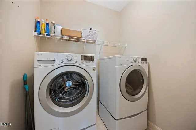 a close up view of a washer and dryer