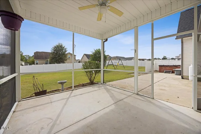 a view of a backyard