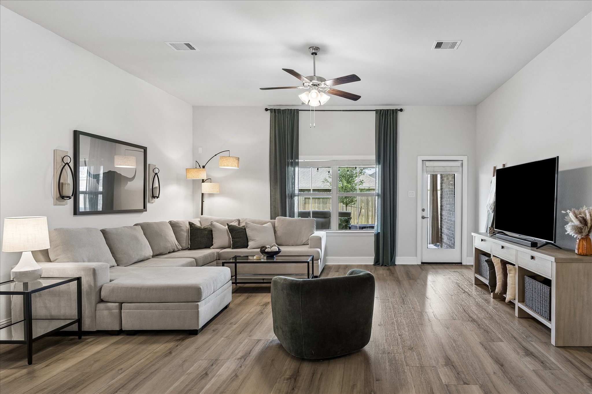 10227 Whitney Reach Drive Rosharon, TX 77583 - Photo 11 of 28 Spacious open-concept living area, perfect for all your furniture needs.