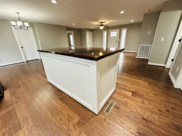 $359,900 | 150 East Harris Lane, Bethpage, TN 37022