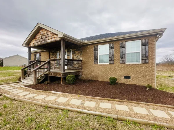 $359,900 | 150 East Harris Lane, Bethpage, TN 37022