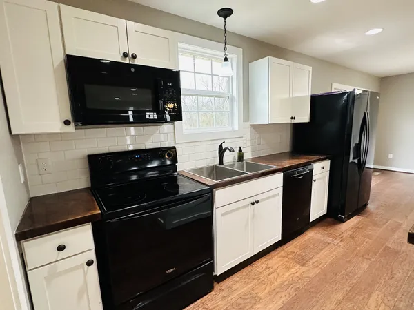 $359,900 | 150 East Harris Lane, Bethpage, TN 37022