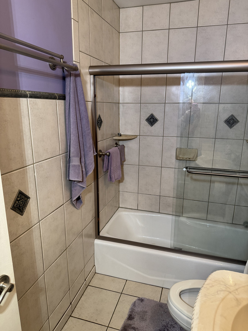 2527 Keystone Avenue North Riverside, IL 60546 - Photo 20 of 33 a bathroom with a bathtub