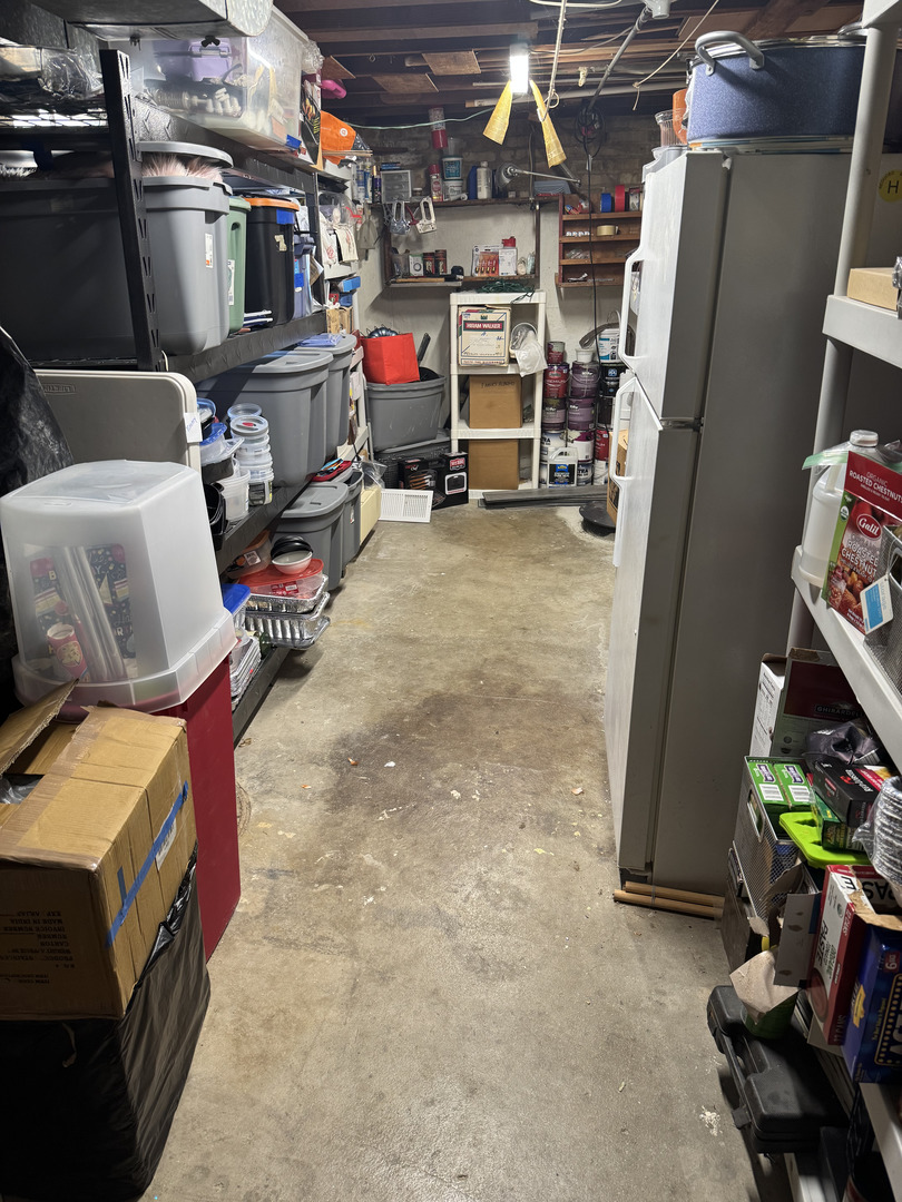 2527 Keystone Avenue North Riverside, IL 60546 - Photo 29 of 33 a storage room with washer and dryer