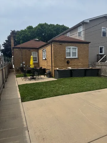 a view of a house with garage