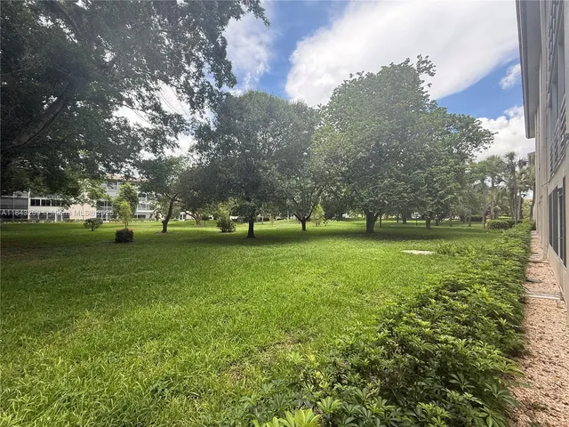 a very nice looking room with a big room