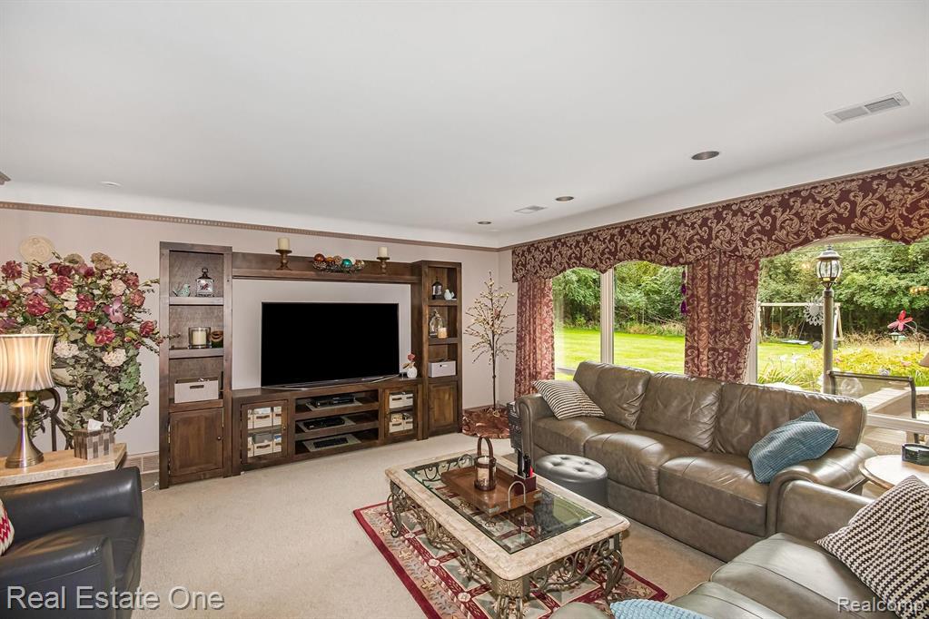 33821 Argonne Road Farmington Hills, MI 48335 - Photo 5 of 39