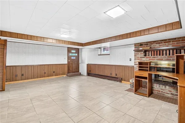 a view of livingroom with furniture