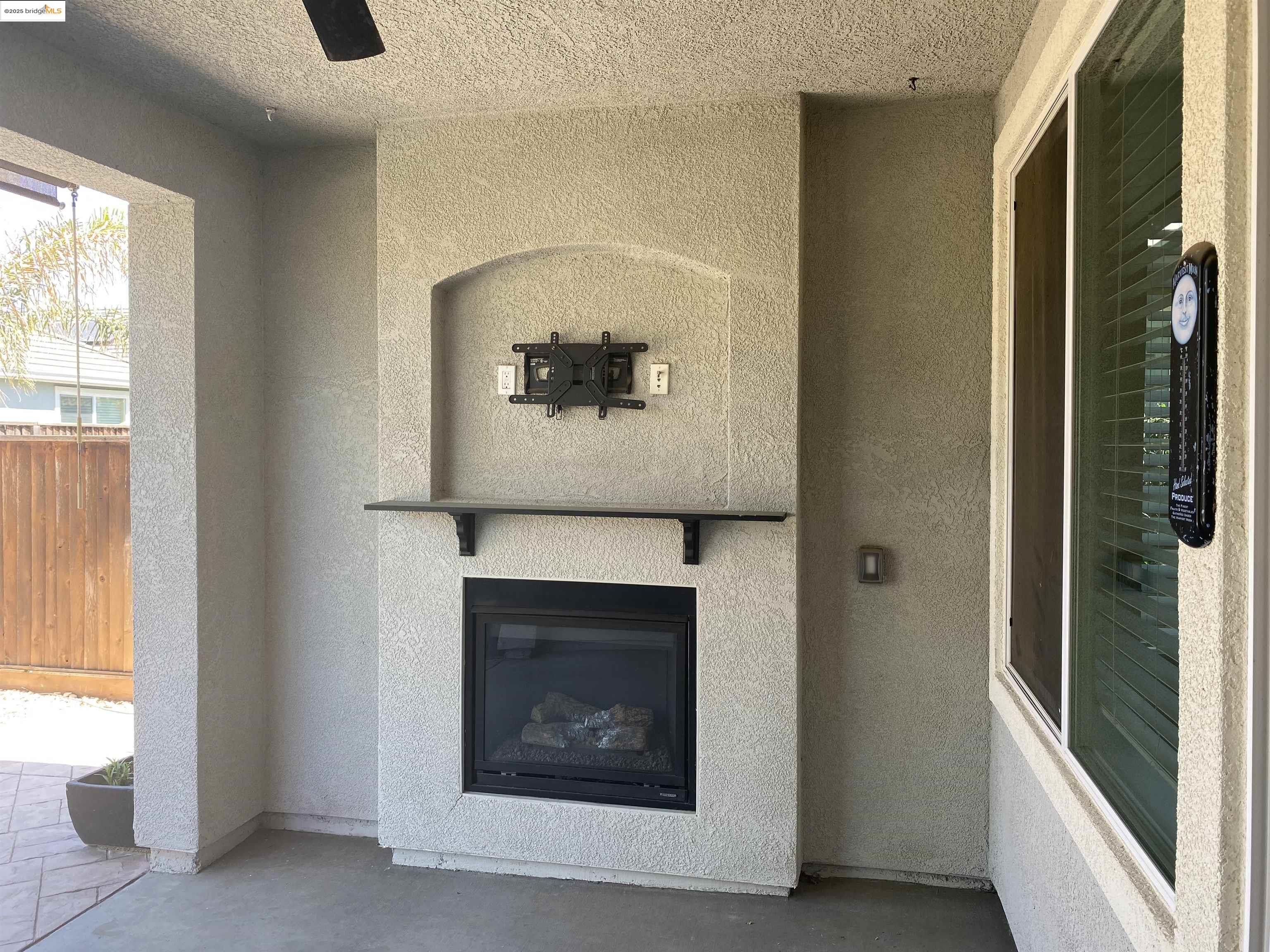 9821 Key W Way Discovery Bay, CA 94505 - Photo 12 of 14 a view of an entryway with a fireplace