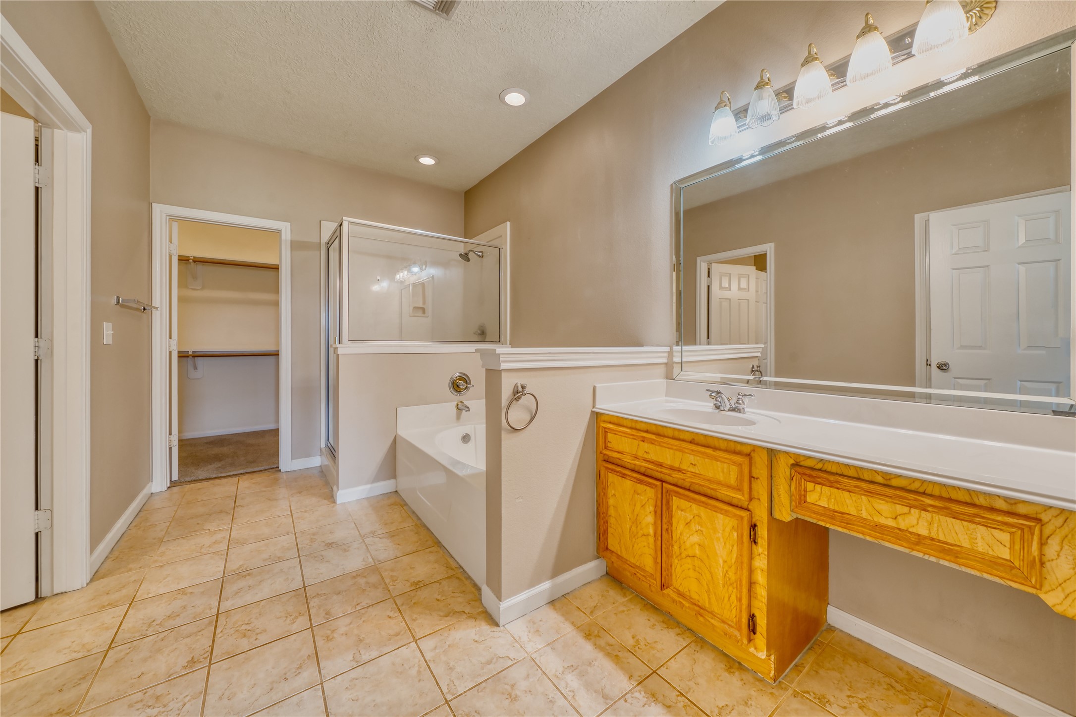 770 Hunt Road, Unit 314 Baytown, TX 77521 - Photo 13 of 26 Full bath with double entry.