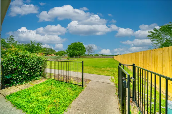 $2,000 | 770 Hunt Road, Unit 314, Baytown, TX 77521