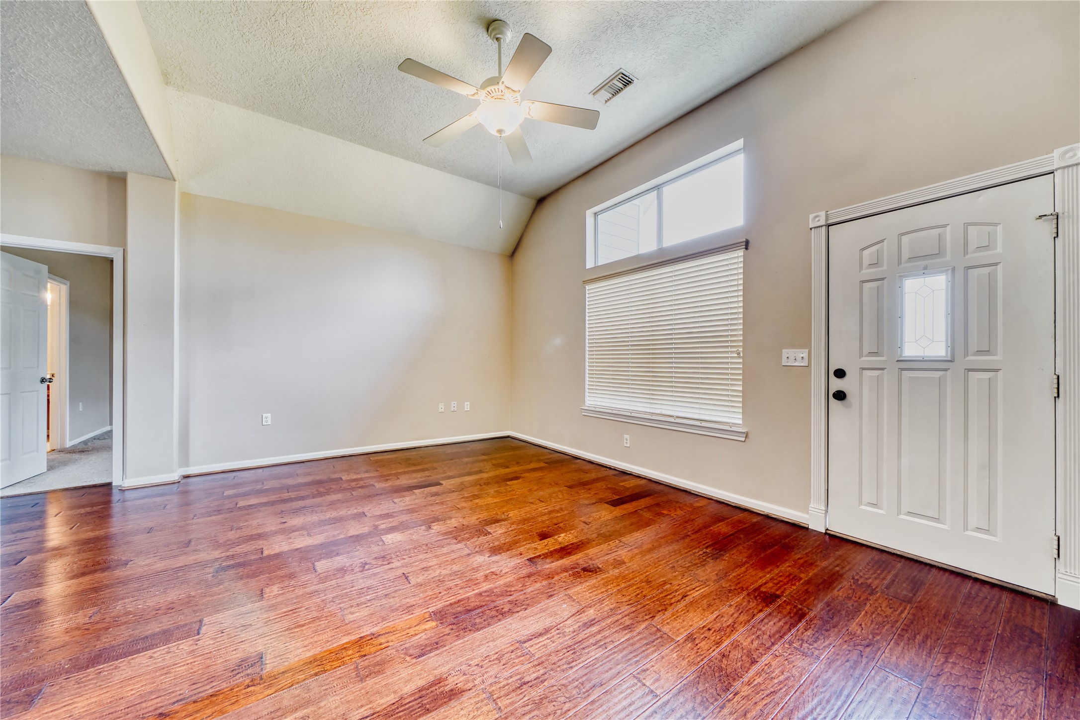 770 Hunt Road, Unit 314 Baytown, TX 77521 - Photo 7 of 26 Livingroom
