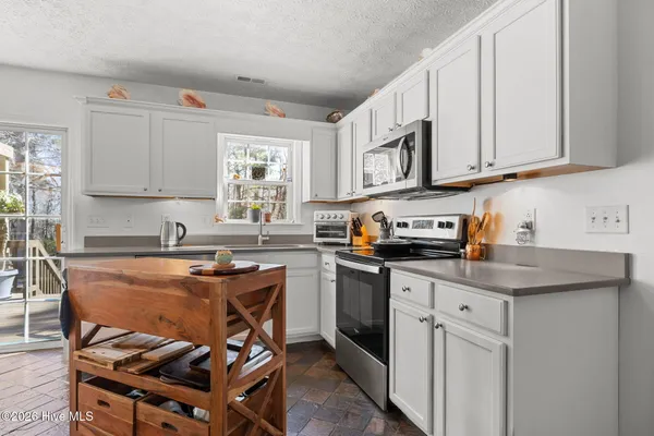 $325,000 | 216 Marsh Hen Court, Swansboro, NC 28584