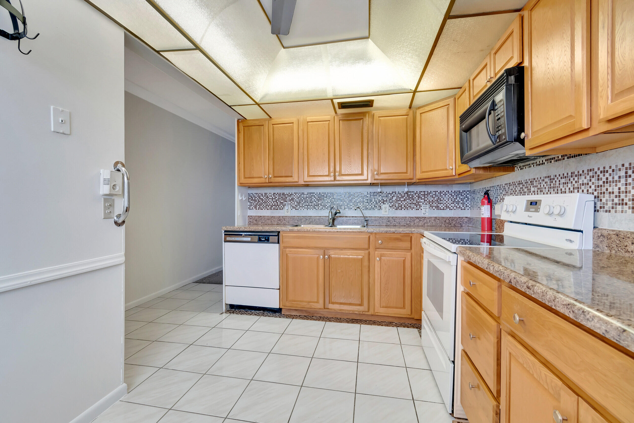 3021 Lincoln B Boca Raton, FL 33434 - Photo 19 of 48 17_dsc_2990