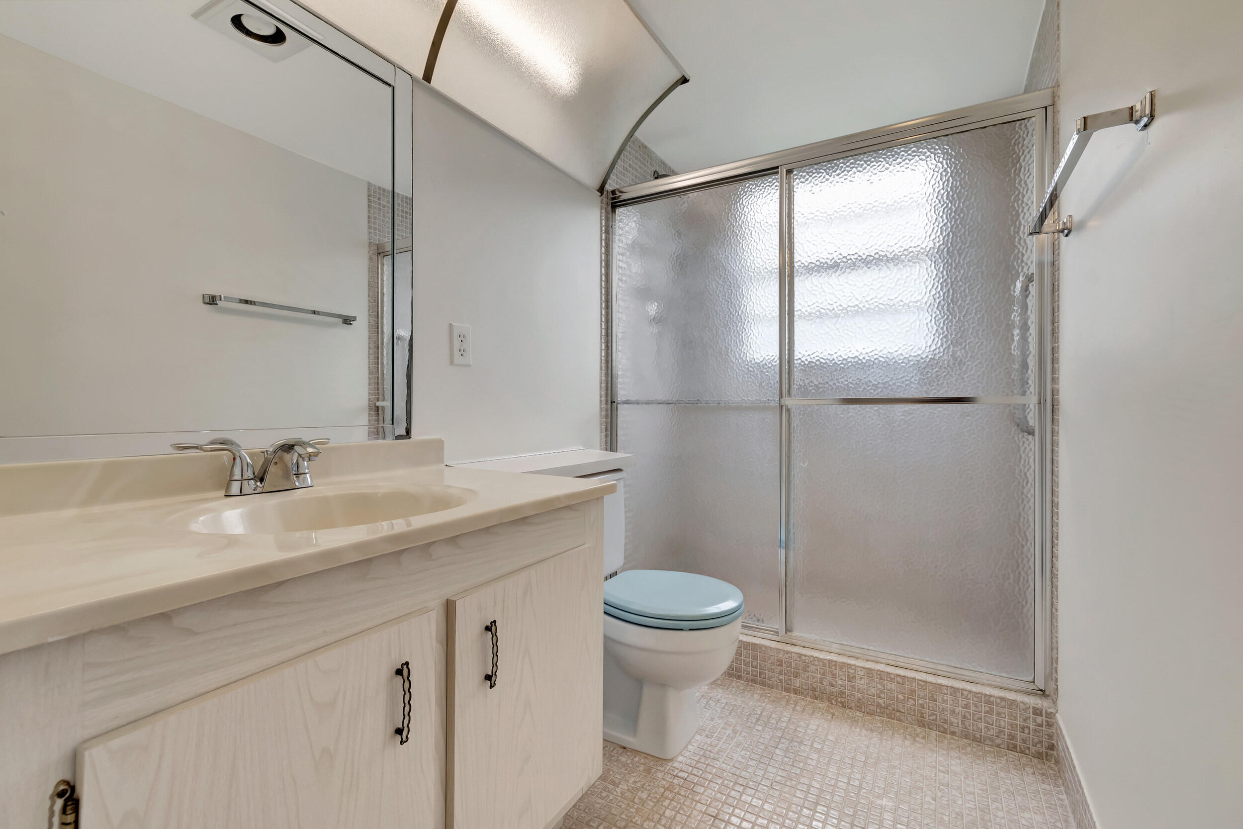 3021 Lincoln B Boca Raton, FL 33434 - Photo 35 of 48 Guest Bathroom