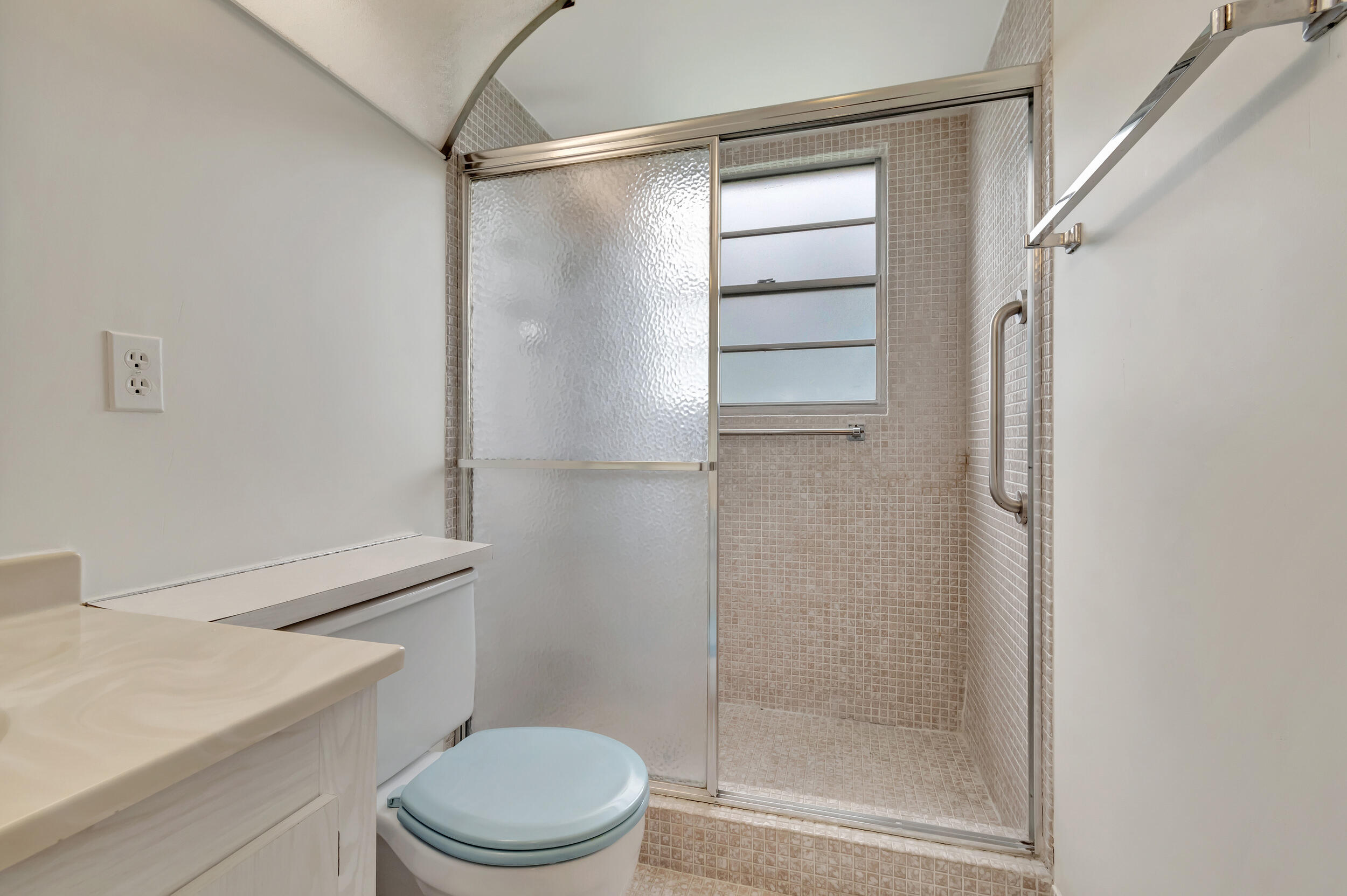 3021 Lincoln B Boca Raton, FL 33434 - Photo 36 of 48 Guest Bathroom