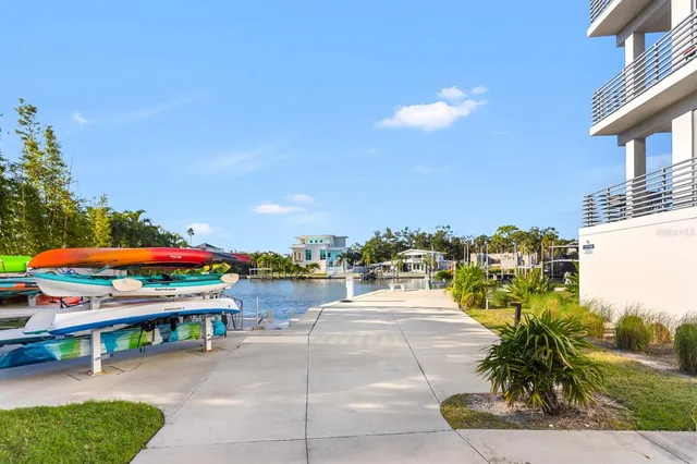 a building outdoor view with a sitting space