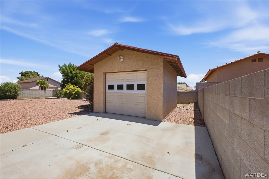 3918 North Eagle Rock Road Kingman, AZ 86409 - Photo 36 of 44 a view of a small house with wooden fence