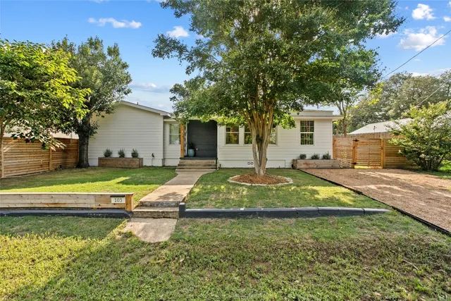 a view of a house with a yard