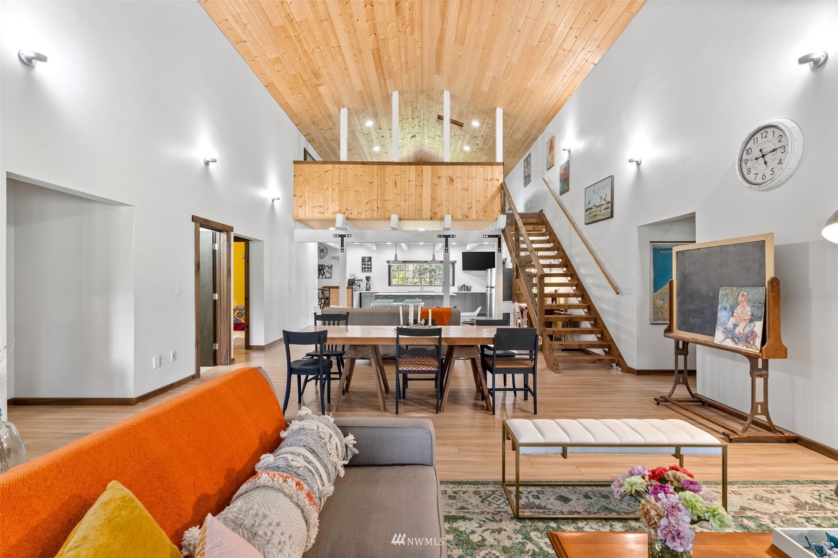 154 Rogerson Road Chehalis, WA 98532 - Photo 18 of 40 a living room with furniture