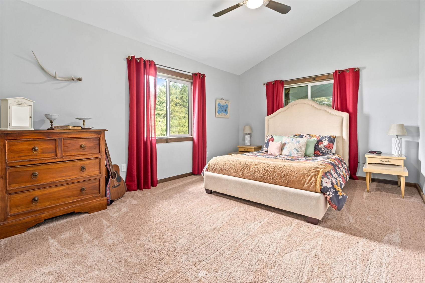 154 Rogerson Road Chehalis, WA 98532 - Photo 21 of 40 a bedroom with a bed and a dresser