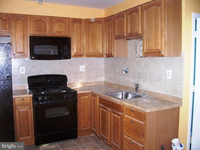 3229 Elmley Avenue Baltimore, MD 21213 - Photo 2 of 10 Kitchen