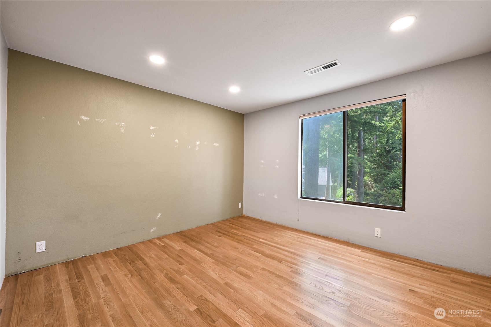 615 Canyon View Road Bellingham, WA 98225 - Photo 31 of 39 an empty room with wooden floor and windows