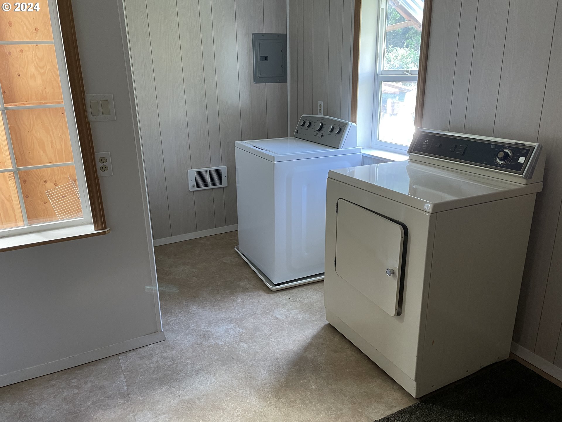 206 Bourbon Street Florence, OR 97439 - Photo 28 of 28 a utility room with dryer and washer