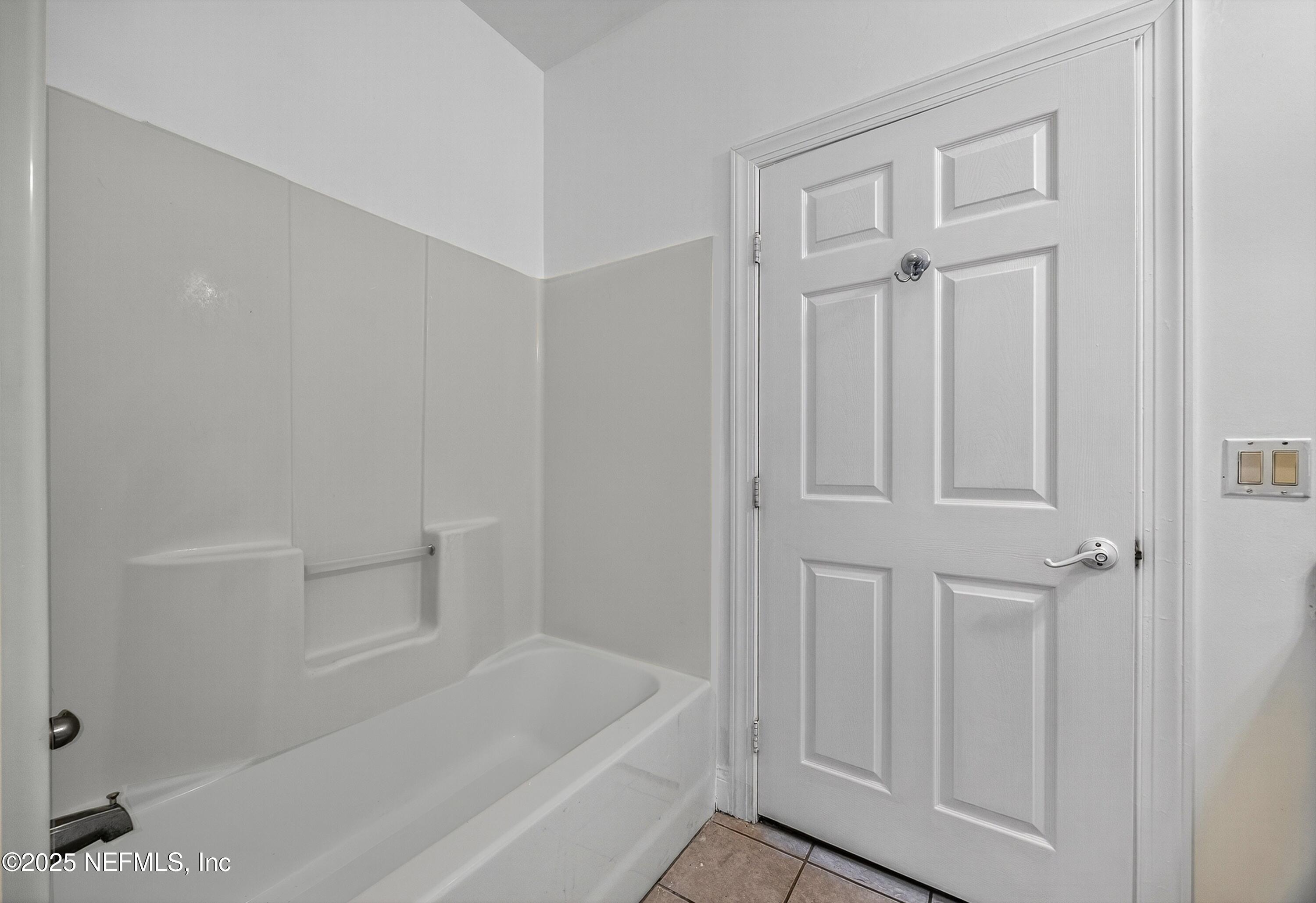 210 Presidents Cup Way, Unit 101 St. Augustine, FL 32092 - Photo 28 of 37 a bathroom with a bathtub