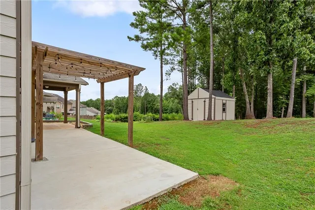 a view of a house with backyard and porch