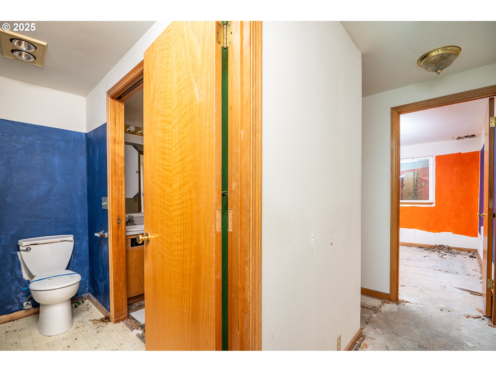 3845 Wilshire Lane Eugene, OR 97405 - Photo 14 of 35 a bathroom with a toilet and a shower