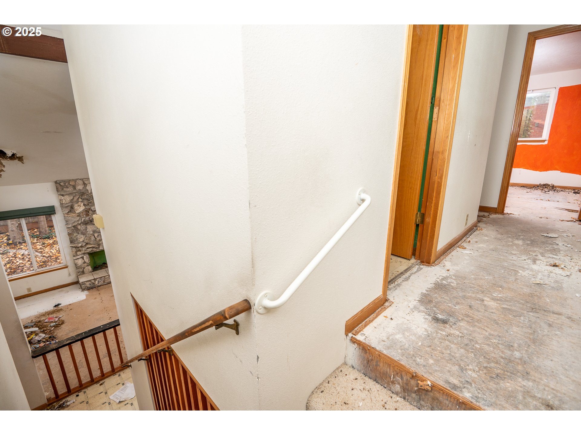 3845 Wilshire Lane Eugene, OR 97405 - Photo 15 of 35 a view of an entryway with staircase