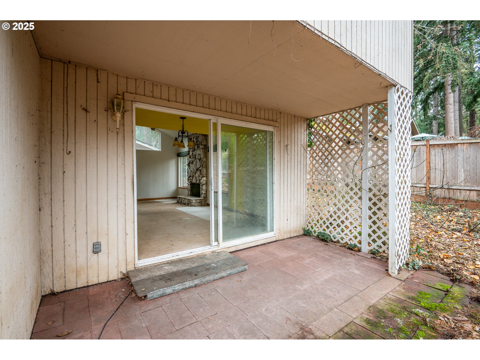 3845 Wilshire Lane Eugene, OR 97405 - Photo 31 of 35 a backyard of a house