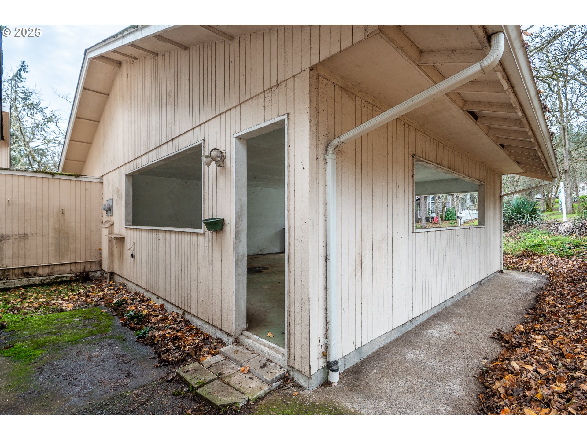 3845 Wilshire Lane Eugene, OR 97405 - Photo 34 of 35 a view of a back yard of the house