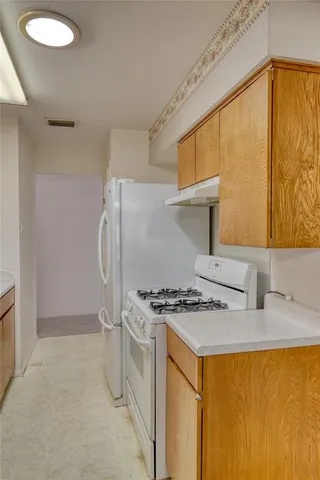 a kitchen that has a stove and a refrigerator