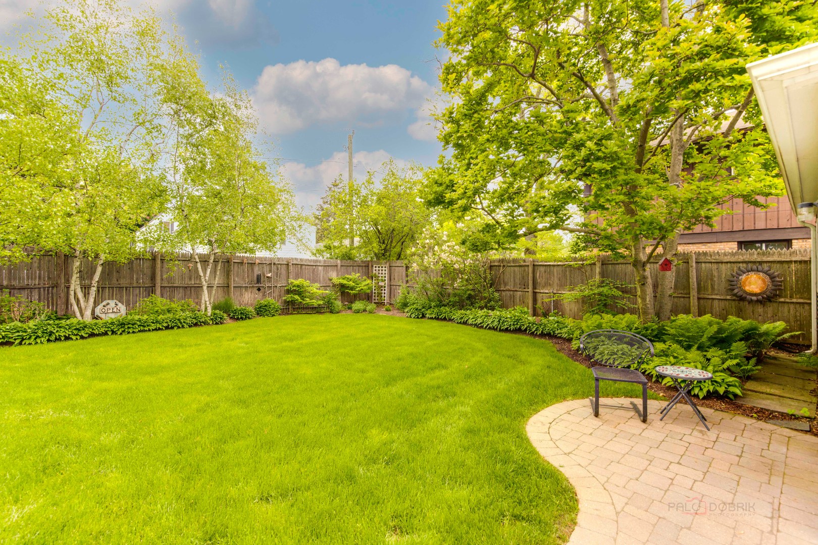 71 Washington Road Lake Forest, IL 60045 - Photo 37 of 39 a view of a backyard with table and chairs and potted plants