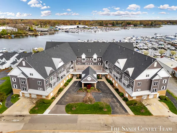 $369,900 | 917 West Savidge Street, Unit 1, Spring Lake, MI 49456