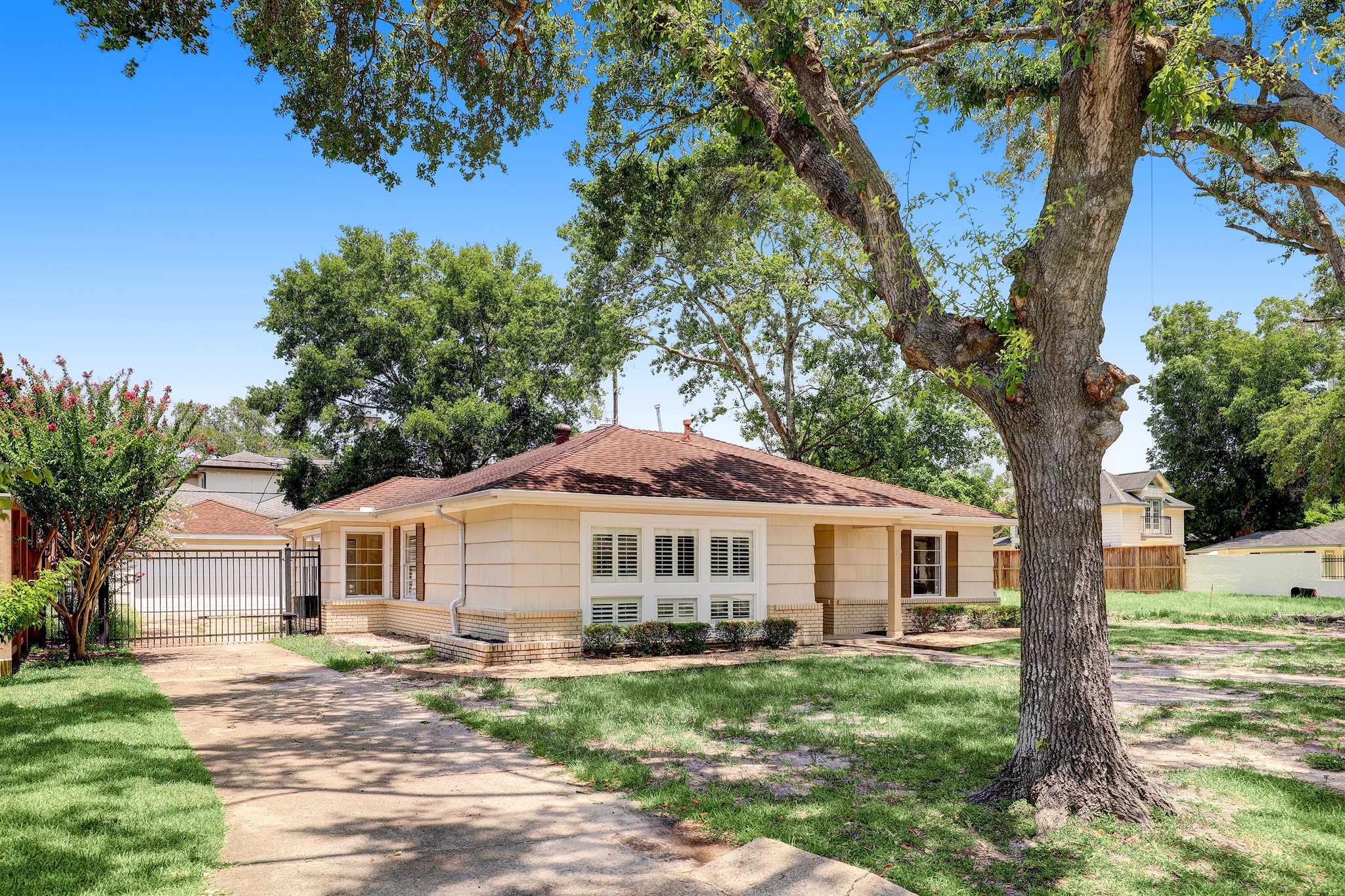 Enjoy being minutes from amenities such as Memorial Park, Greenway Plaza & The Galleria.