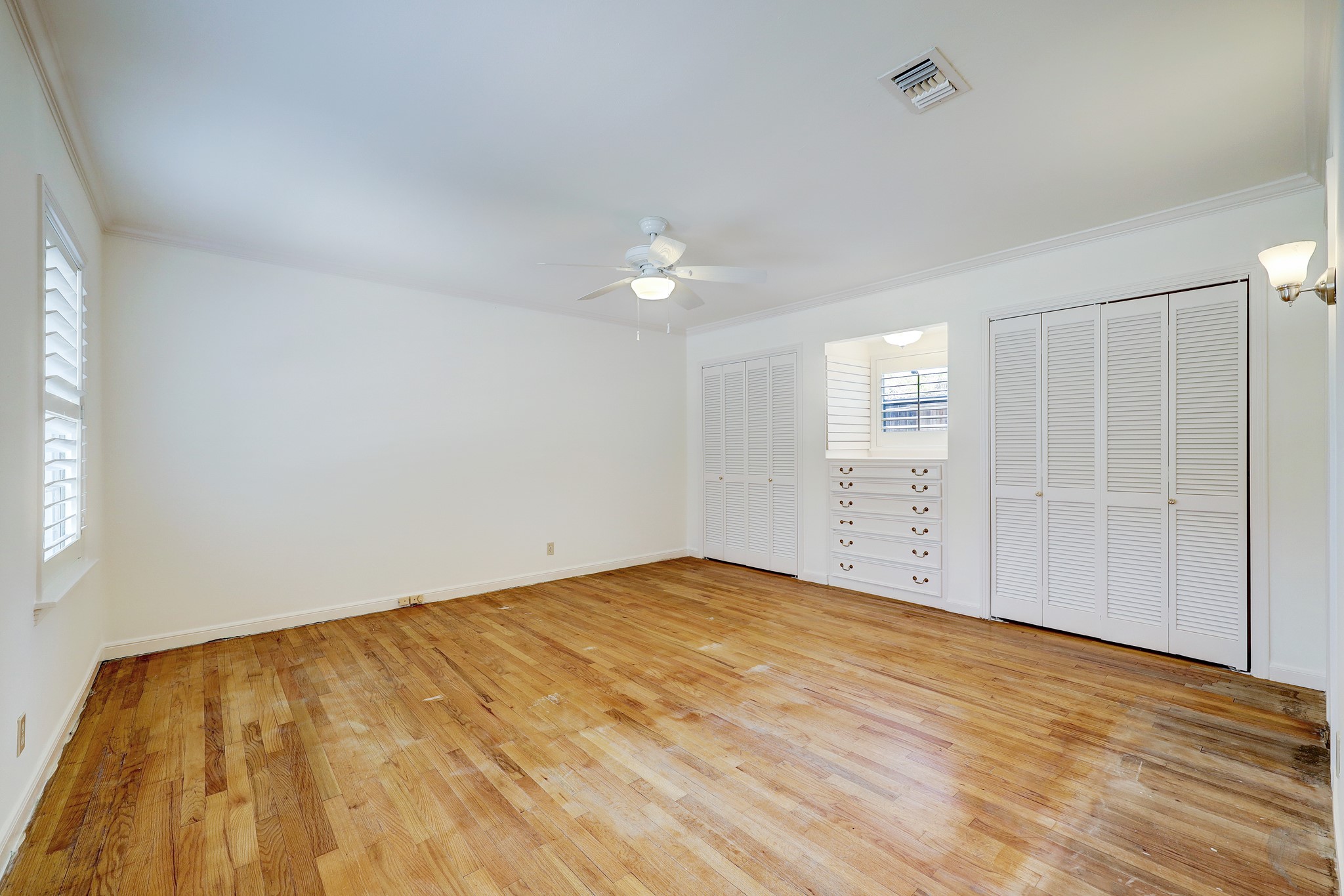 5642 Wickersham Lane Houston, TX 77056 - Photo 14 of 22 Primary bed with double closets and custom built-ins.