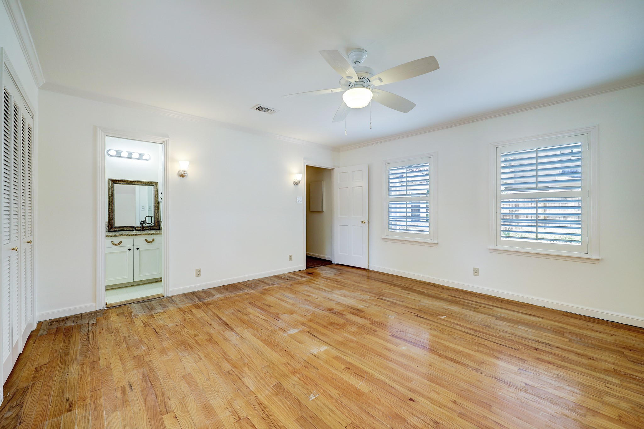 5642 Wickersham Lane Houston, TX 77056 - Photo 15 of 22 View of primary bedroom with en-suite bath