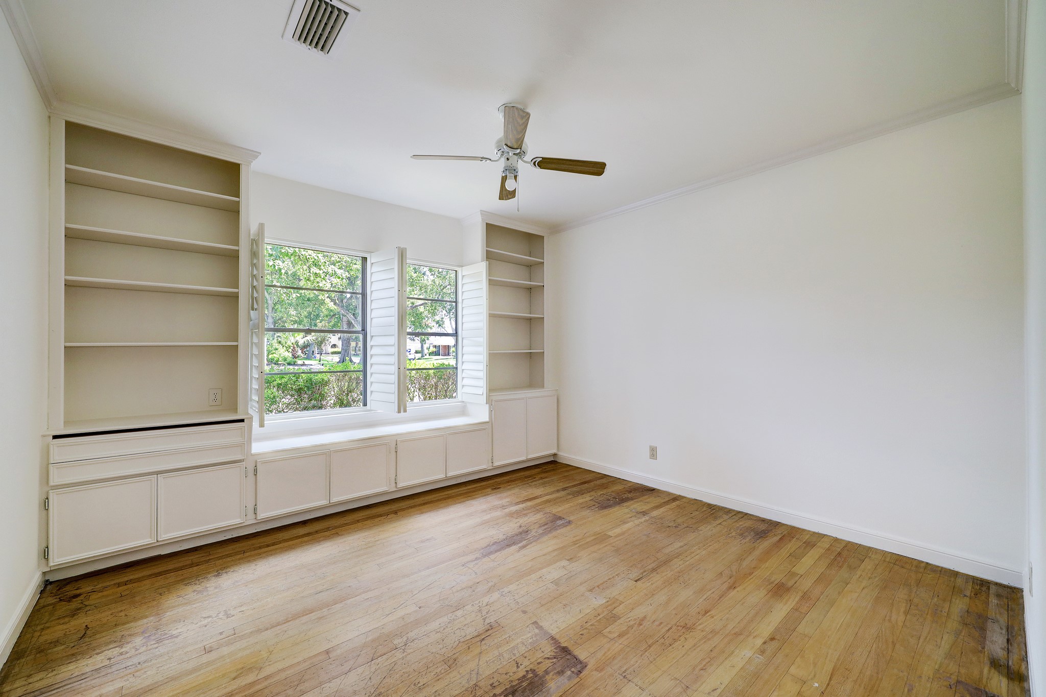 5642 Wickersham Lane Houston, TX 77056 - Photo 18 of 22 Guest bedroom #2 with built in shelves and cabinets