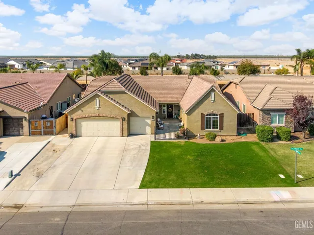 a view of house with garden